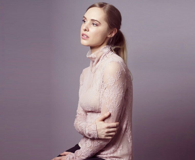 Rising Star Kelly Bartram: “Let’s find a way to become more connected offline”