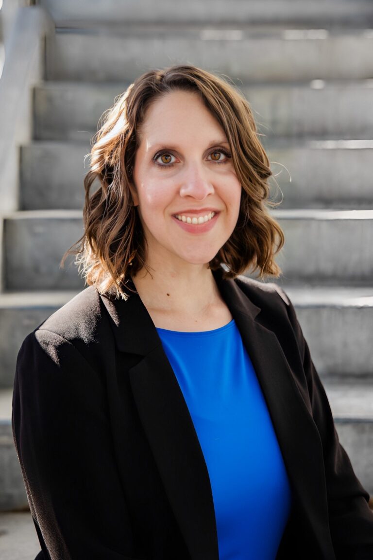 Dr. Ashley Smith On How Simplifying & Decluttering Your Life Can Make You Happier