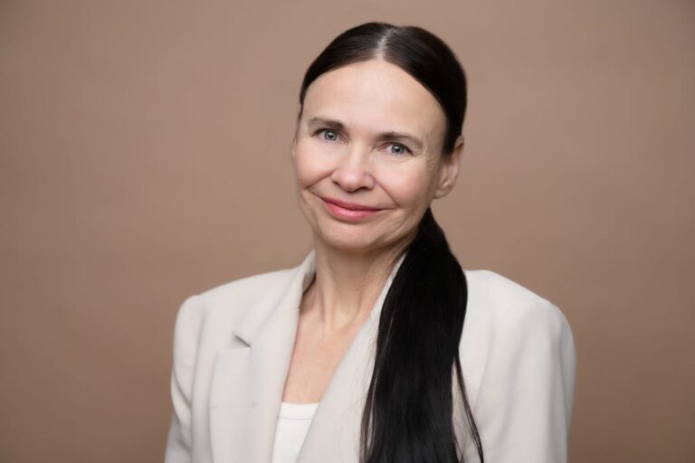 Susanne Cardwell Of EngWorks On How to Go Beyond Your Comfort Zone to Grow Both Personally and…