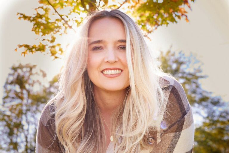 Influencer Laura Heckman On How To Build A Large, Loyal, & Engaged Social Media Community
